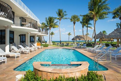 Piscine de l'établissement High Noon Beach Resort ou située à proximité
