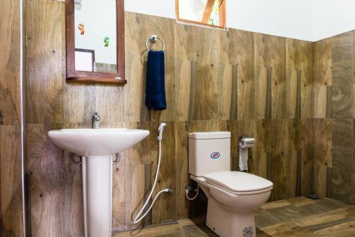 een badkamer met een toilet en een wastafel bij Samadhi Nature Resort in Ella