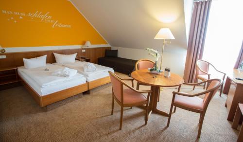 Tempat tidur dalam kamar di Hotel Sportwelt Radeberg