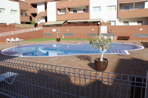 una piscina al centro di un edificio di Apartamento Delgado y Ruiz a Puertito de Güímar