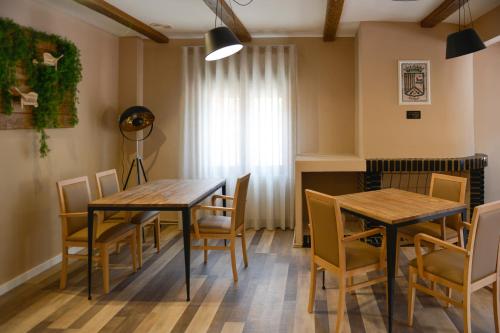 une salle à manger avec deux tables et des chaises ainsi qu'une fenêtre dans l'établissement La casita de El Cuervo, à El Cuervo