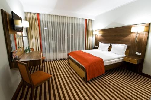 En eller flere senge i et værelse på Hotel Poznański A2