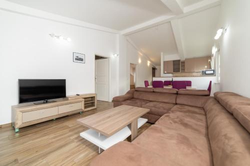 uma sala de estar com um sofá e uma mesa em Apartments Budva Center 2 em Budva