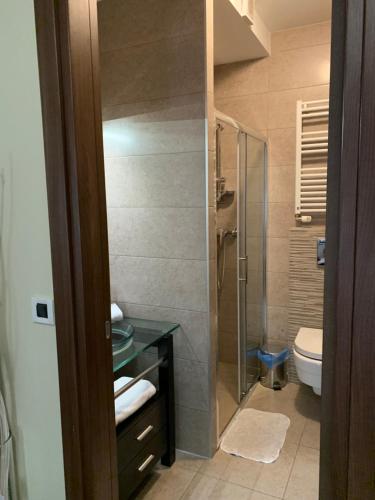 Enter Rooms في زغرب: حمام مع مرحاض ودش زجاجي