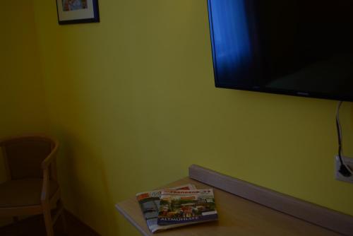En TV eller et underholdningssystem på Hotel-Gasthof Krone