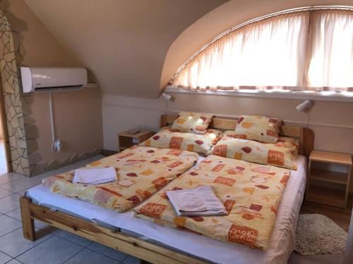 Postel nebo postele na pokoji v ubytování Óvár 12 Vendégház