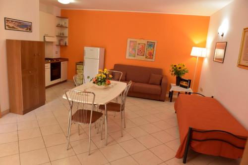 切薩雷奧港的住宿－Bilocali Civico16，厨房以及带桌子和沙发的客厅。