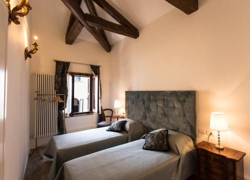 una camera con due letti e un divano di Ca' Nal Apartments a Venezia