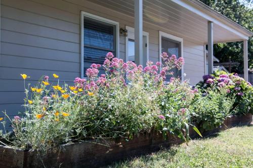 West End Neighborhood Cottage