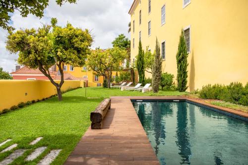 - une piscine dans la cour d'une maison dans l'établissement Tandem Palacio Alfama Suites, à Lisbonne