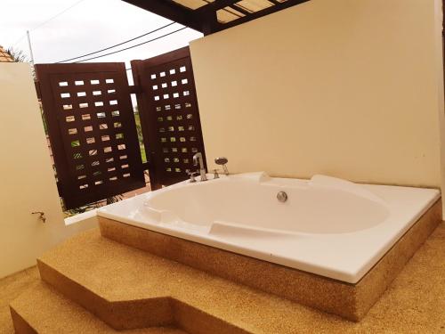 Salle de bains dans l'établissement รมิดา พูล วิลล่า พัทยา Ramida Pool Villa Pattaya