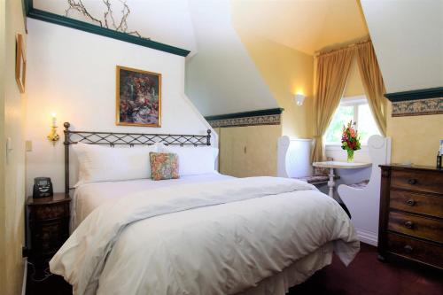 una camera con letto, lavandino e finestra di The Napa Inn a Napa