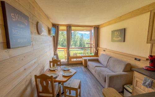 un salon avec un canapé et une table dans l'établissement Grand Arbois, les Arcs 1800, à Arc 1800