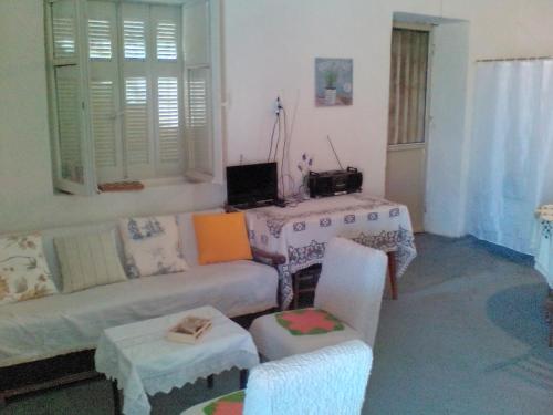 a living room with a couch and a table at MARITSA COUNTRY HOME in Fternón