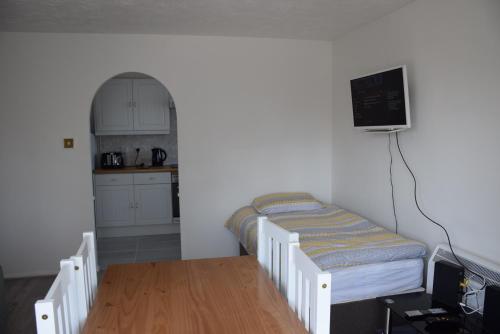 Un pat sau paturi într-o cameră la 1 Bedroom Apartment Ponders End