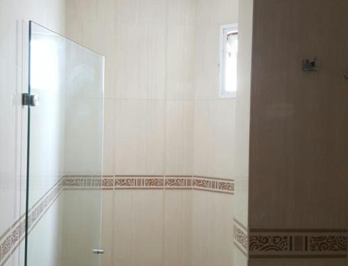 eine Dusche mit Glastür im Bad in der Unterkunft Apartamento con Piscina Cartagena en el Laguito Bocagrande in Cartagena de Indias