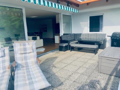 a living room with two chairs and a couch at Lake View Apartments in Keutschach am See
