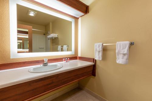 a bathroom with a sink and a mirror at Howard Johnson by Wyndham Leavenworth in Leavenworth