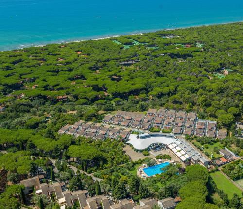 una vista aerea di un resort vicino all'oceano di Residence Solemaremma a Castiglione della Pescaia