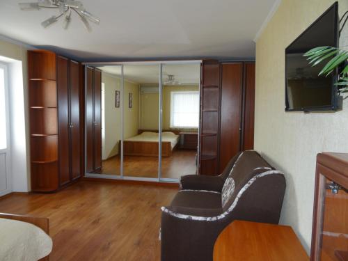 a living room with a couch and a mirror at Apart Gagarina in Kropyvnytskyi
