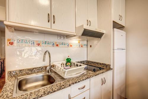 Kuchyň nebo kuchyňský kout v ubytování Granada I Apartments