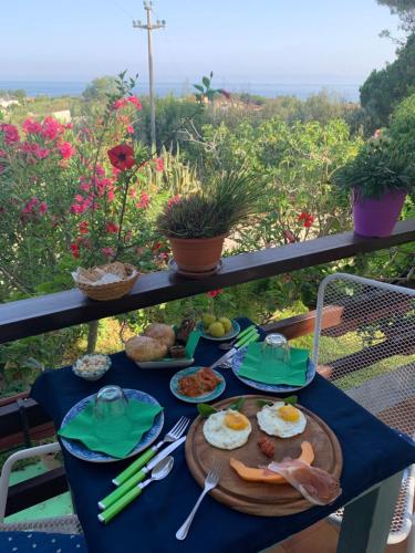 una tavola con uova e cibo su una tovaglia blu di B&B A casa di Picci a Santa Domenica