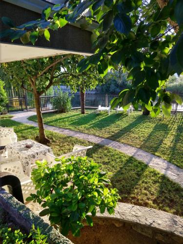 Taman di luar Villa Liberte