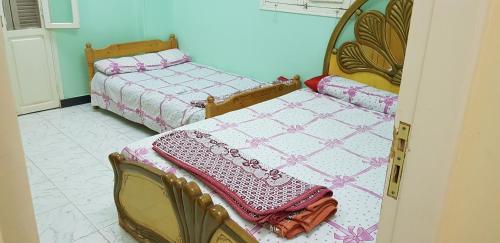 Habitación con 2 camas individuales en Taharka Nubian House, en Asuán