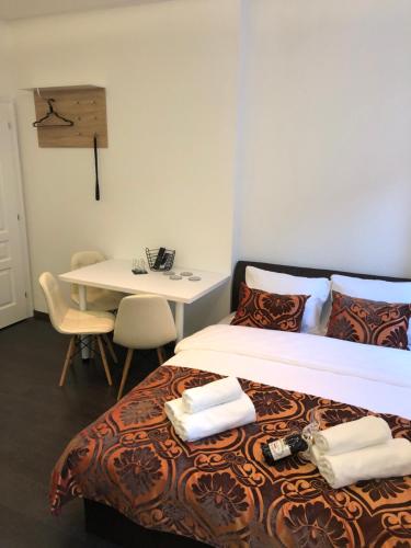 een kamer met een bed en een tafel met handdoeken erop bij Antwerp appartments in Sarajevo