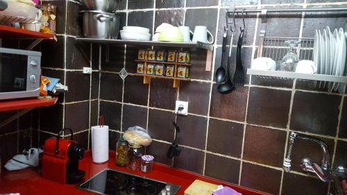 a kitchen with a sink and a counter top at Apartamento CENTRO HISTÓRICO Zorrilla 4 in Zamora