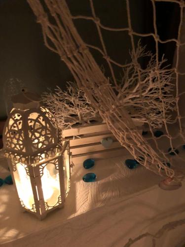 una lanterna seduta sopra un tavolo con neve di CORTE BIANCA a Monopoli