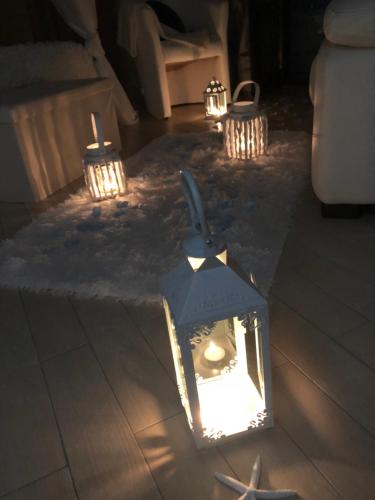 een lantaarn met een kat erin met lichten bij CORTE BIANCA in Monopoli
