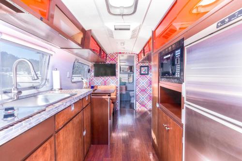 Η κουζίνα ή μικρή κουζίνα στο Hart’s Camp Airstream Hotel & RV Park