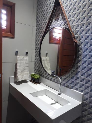bagno con lavandino e specchio di Vivendas da Serra Chalés a Martins