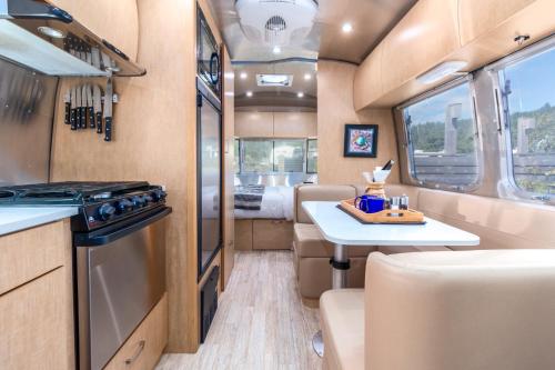 Η κουζίνα ή μικρή κουζίνα στο Hart’s Camp Airstream Hotel & RV Park