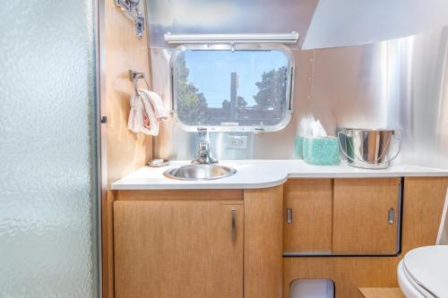 Η κουζίνα ή μικρή κουζίνα στο Hart’s Camp Airstream Hotel & RV Park