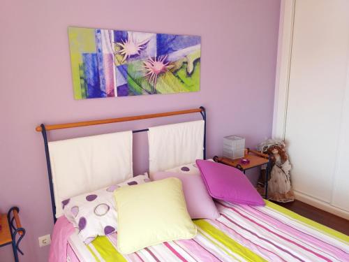 een slaapkamer met een bed en een schilderij aan de muur bij Lido Belissimo in Funchal