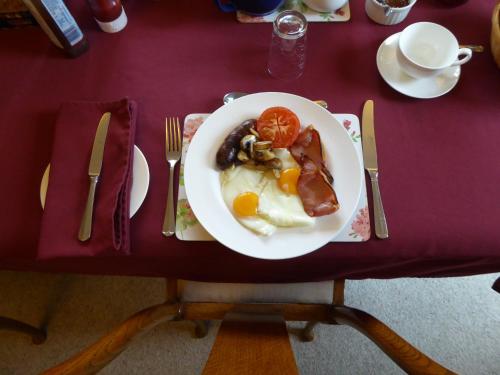 un plato de desayuno en una mesa en At Last Bed & Breakfast en Edlington