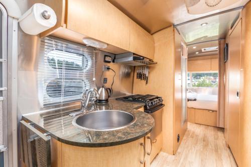 Η κουζίνα ή μικρή κουζίνα στο Hart’s Camp Airstream Hotel & RV Park