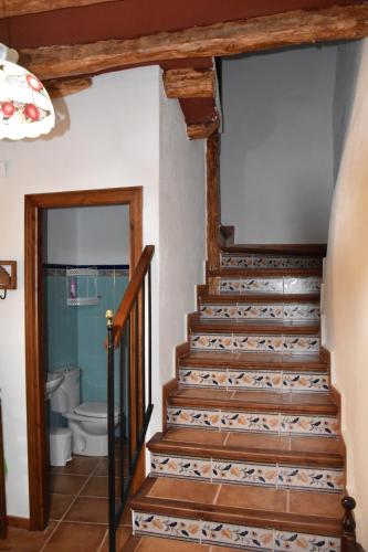 un escalier menant à une salle de bains avec toilettes. dans l'établissement CASA RURAL XERT - CARMETA, à Xert