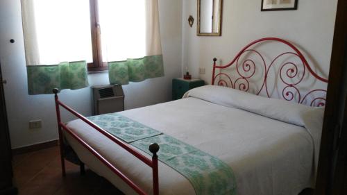 מיטה או מיטות בחדר ב-S'orrosa casa vacanze in montagna panorama stupendo Sardegna