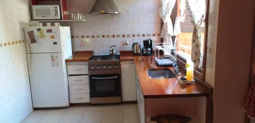 Una cocina o kitchenette en Cabañas Marjumi