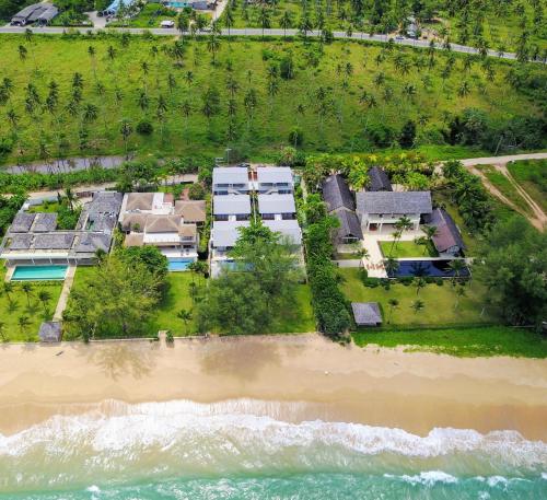 una vista aerea di una casa sulla spiaggia di Twin Villas Natai - 10 Bedroom Luxury Beach Front Villa a Natai Beach