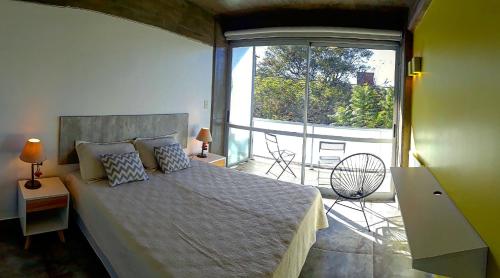 una camera con un letto e una grande finestra di Depto 18 las Marías a San Salvador de Jujuy