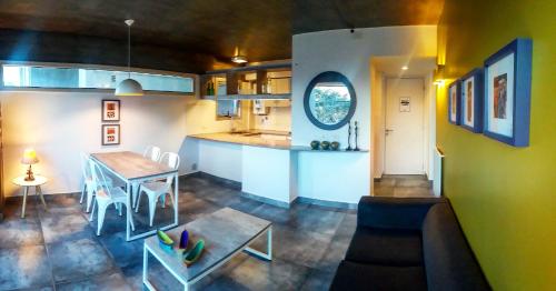 un soggiorno con un tavolo e una cucina di Depto 18 las Marías a San Salvador de Jujuy