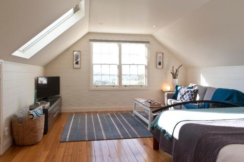 um quarto com uma cama e uma televisão em Loft Over The Vines em Richmond