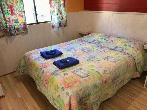 En eller flere senge i et værelse på A'Wangralea Caravan Park