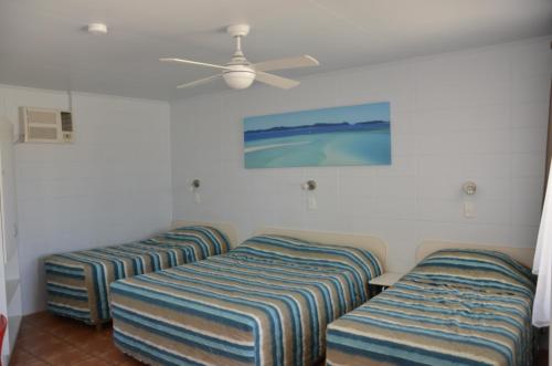 A bed or beds in a room at Sunburst Motel