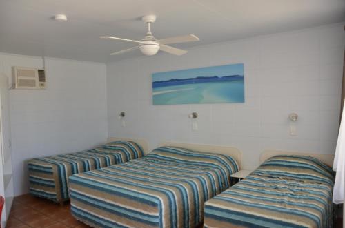Postel nebo postele na pokoji v ubytování Sunburst Motel
