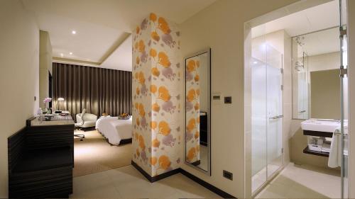 Koupelna v ubytování Golden Tulip Glory Fine Hotel